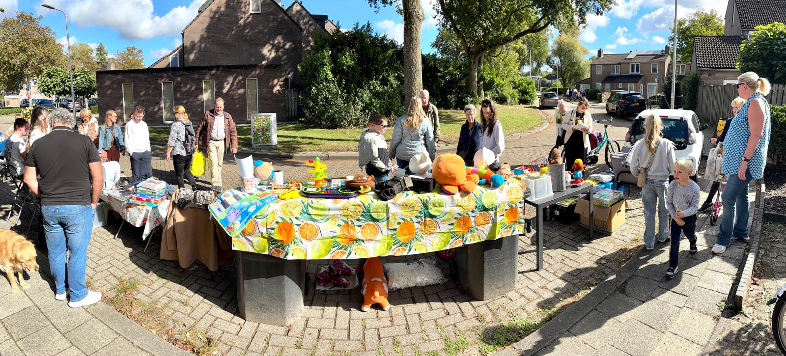 Buurtbewoners op de garagesale in De Blaak