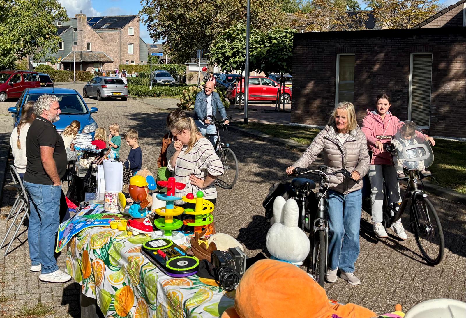 Bezoekers met fietsen bij een verkooptafel