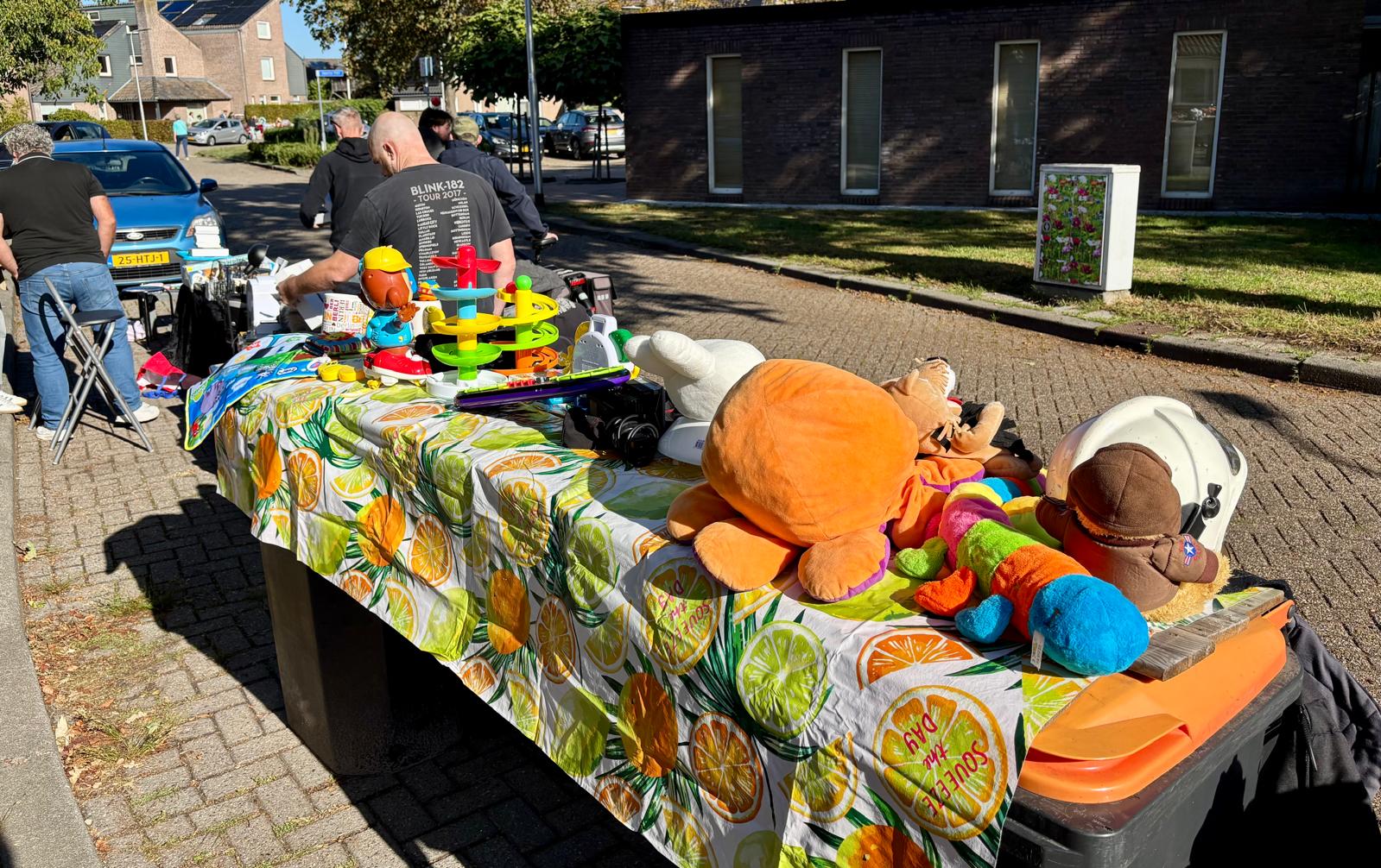 Knuffels op een tafel