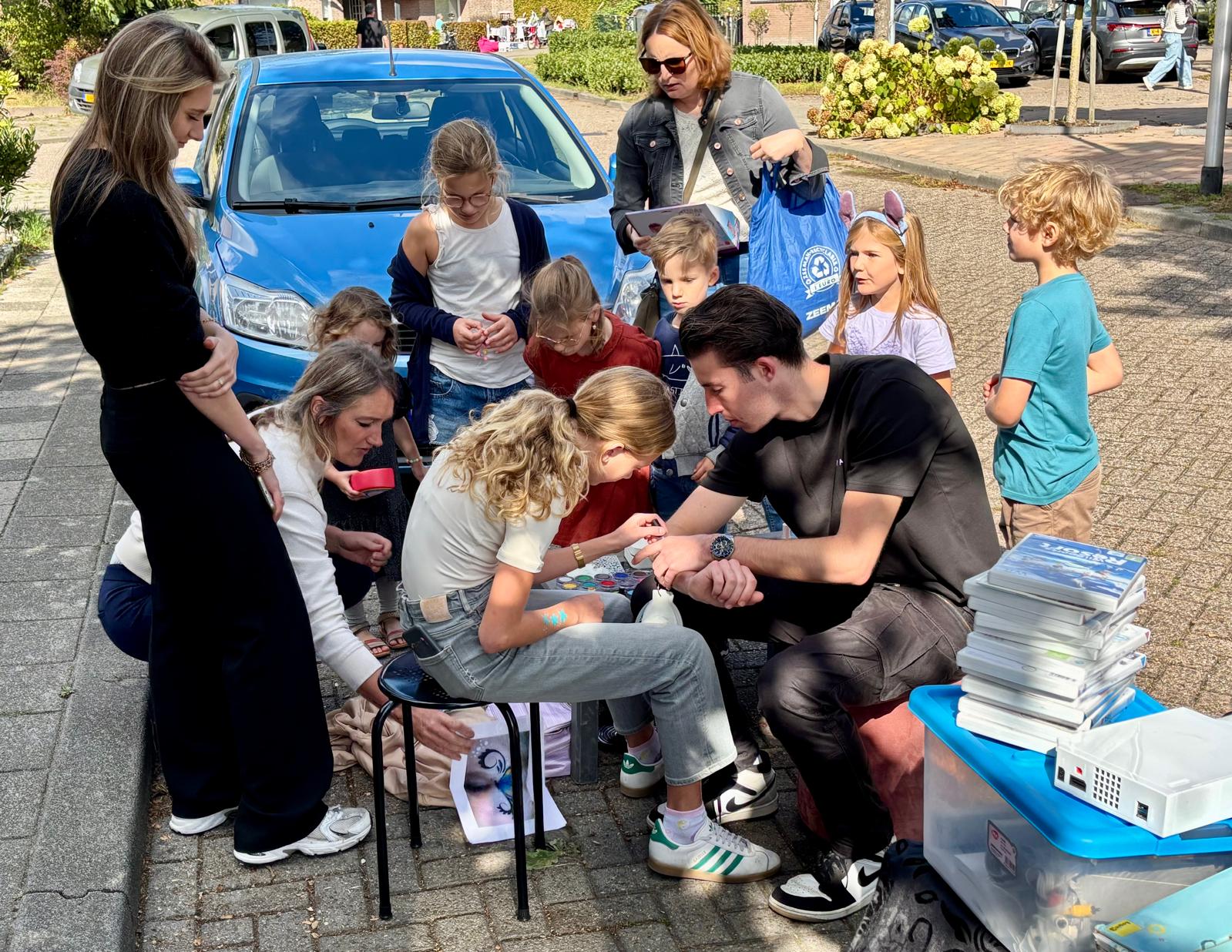 Kinderen worden geschminkt