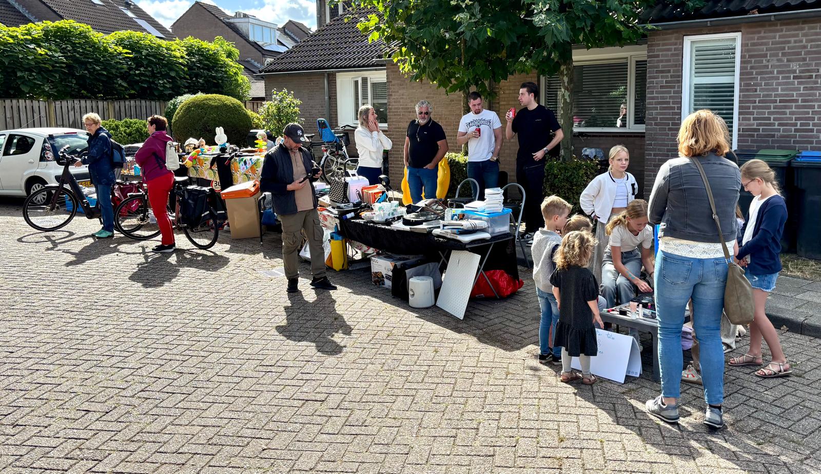 Drukte op straat met tafels en bezoekers