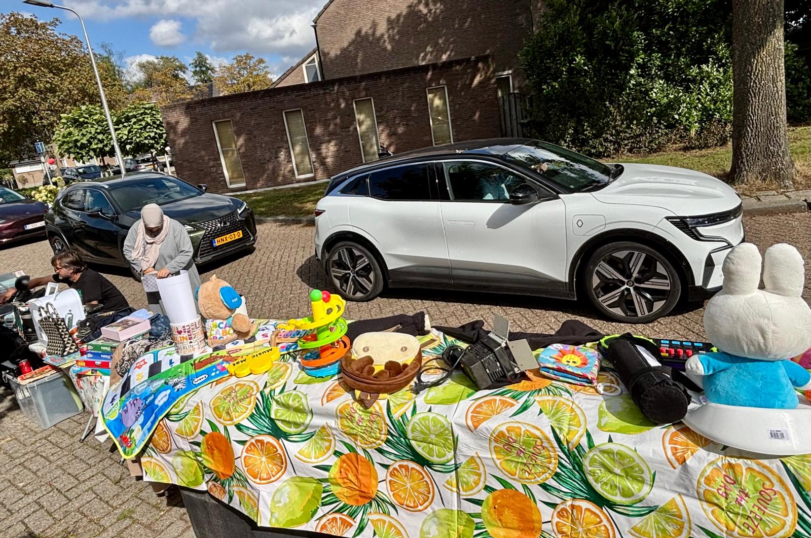 Tafel vol speelgoed en boeken